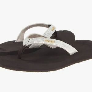 Reef Star Cushion Sassy Flip-Flop Sandal- Brown/White
